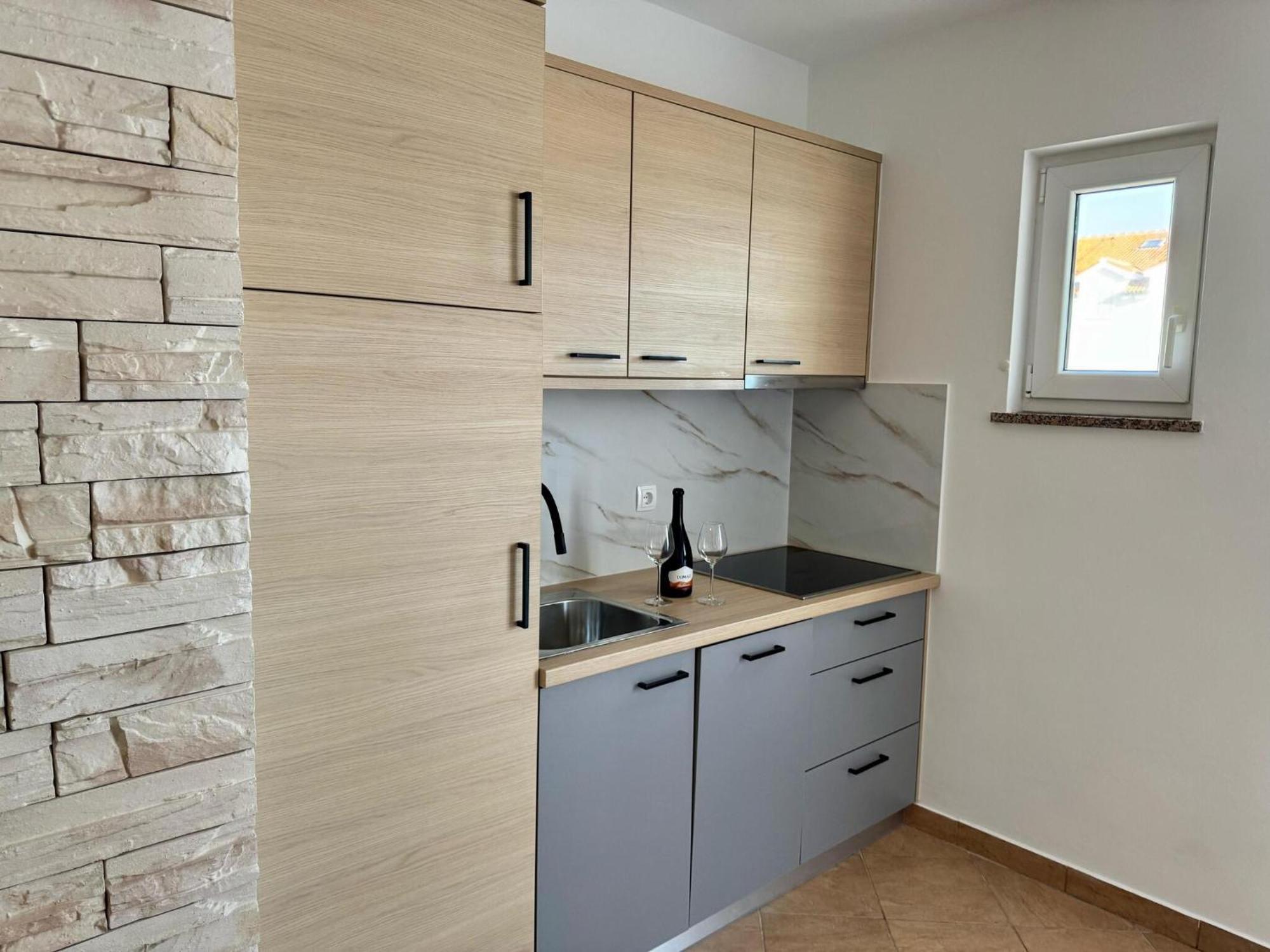 Apartments Franko Povljana Rom bilde
